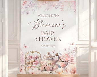 Può includere: Un cartello di benvenuto rettangolare per un baby shower con il testo "WELCOME TO Biancaa's BABY SHOWER JULY 25TH, 2088". Il design presenta illustrazioni ad acquerello di fiori rosa, farfalle, un'alzata per dolci e una teiera.