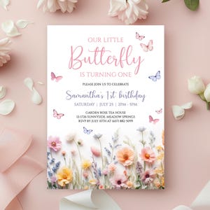 Invito per festa di compleanno con farfalle e fiori modificabile, invito fai da te per il primo compleanno di una bambina con fiori di campo, invito per festa del primo compleanno con giardino fiorito colorato