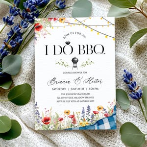 Könnte beinhalten: Eine weiße Einladungskarte mit floralen und Vichy-Akzenten, die eine Brautparty mit dem Text "I Do BBQ" ankündigt. Die Einladung enthält die Namen Brianca & Hector, Datum, Uhrzeit und Ort.