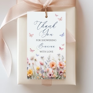 Etiqueta de regalo editable con diseño de flores silvestres para despedida de soltera, etiqueta de agradecimiento con diseño de mariposas y flores, etiqueta de agradecimiento para boda en un jardín de flores.