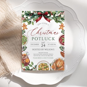 Może przedstawiać: Zaproszenie na świąteczny potluck na białym talerzu. Zaproszenie zawiera świąteczną zieleń, czerwoną kokardę i piernikowych ludzików. Tekst zawiera "Christmas Potluck", datę, godzinę i dane gospodarza. Ilustracje potraw otaczają tekst.