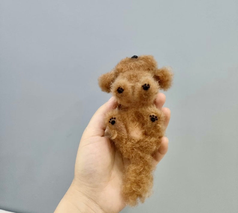 Figurine de chien caniche feutrée à l'aiguille personnalisée, portrait de chien en feutre de laine personnalisé, animaux/animaux de compagnie en feutre personnalisés, peluche chien, cadeau commémoratif de perte de chien image 5