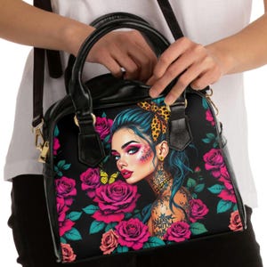 Bolso de hombro con tatuajes y rosas, bolso cruzado gótico para estilo alternativo, chica con tatuajes florales, bolso para mujer, bolso atrevido con rosa
