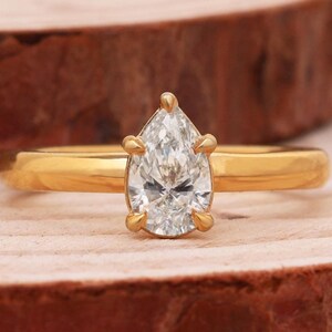 1 Carat Pear Cut Moissanite Diamond Solitaire Engagement Ring, 5 Prong Setting Thin Dainty Wedding Proposal Ring for Women, Anniversary Gift