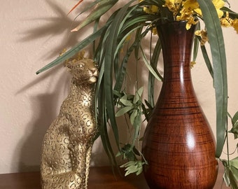 Sitting Cheetah Sculpture Resin Figurine Gold Cheetah Statue for Home Decor Serving as a Desktop or Tabletop Ornament in Home or Office