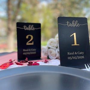 Nomes de mesa de madeira, Número de mesa de casamento rústico, Placa de mesa personalizada, Casamento rústico no campo, Placa de mesa personalizada, Cartão de mesa para recepção de casamento