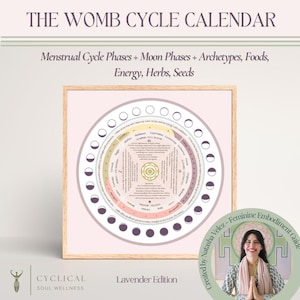 以下が含まれることがあります： 「THE WOMB CYCLE CALENDAR」と題された額入りのプリント。月経周期の段階、月の満ち欠け、原型、食べ物、エネルギー、ハーブ、種子について説明するテキストが記載されています。デザインは、月の満ち欠けと中心的な花の模様が特徴の円形のチャートです。プリントには「Lavender Edition」と記載されています。