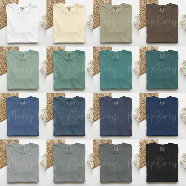 K&ouml;nnte beinhalten: Eine Sammlung gefalteter T-Shirts in verschiedenen Farben, darunter Wei&szlig;, Beige, Olivgr&uuml;n, Braun, Hellgr&uuml;n, T&uuml;rkis, Blau, Marine, Grau und Schwarz. Jedes Hemd ist ordentlich auf einer wei&szlig;en Oberfl&auml;che mit dekorativen Elementen angeordnet.