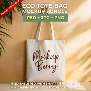 Op de afbeelding: Witte tote bag mockup met de tekst "Mockup Berry" in bruine letters. De tas hangt aan een beige muur met een groene plant op de achtergrond. De afbeelding is van hoge kwaliteit en bevat bewerkbare PSD-bestanden met slimme objectlagen.