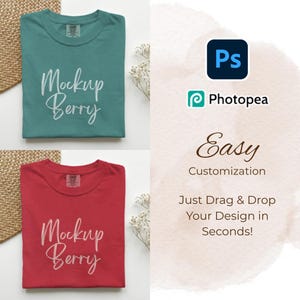 K&ouml;nnte beinhalten: Zwei T-Shirts, eines in T&uuml;rkis und eines in Rot, werden gezeigt. Jedes Shirt tr&auml;gt den Text "Mockup Berry" in einer Schreibschrift. Das Bild enth&auml;lt auch die Logos von Photoshop und Photopea sowie die Worte "Easy Customization".