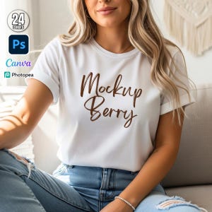 Pode incluir: Uma camiseta branca com mangas enroladas com o texto castanho "Mockup Berry". A imagem também inclui ícones de "24 Cores", "Ps", "Canva" e "Photopea".