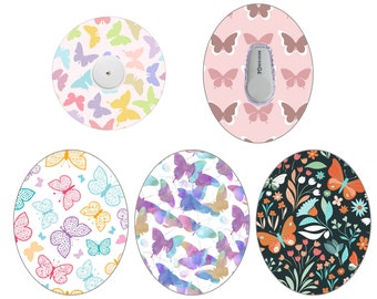 Peut inclure: Cinq designs différents pour un autocollant rond adhésif sur le thème du papillon. Les autocollants sont conçus pour recouvrir un appareil médical. Les motifs comprennent des papillons de différentes couleurs et formes, notamment des aquarelles, des fleurs et des motifs géométriques.