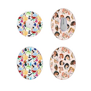 Puede incluir: Cuatro pegatinas redondas con fondo blanco e imágenes coloridas de princesas Disney. Las pegatinas están diseñadas para adaptarse a un dispositivo médico.