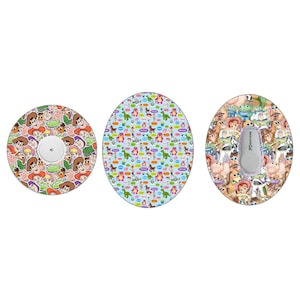 Puede incluir: Tres pegatinas redondas con un patrón repetitivo de personajes de la franquicia Toy Story. Las pegatinas están diseñadas para adaptarse a un dispositivo médico. Las pegatinas están en un esquema de color azul, blanco y rosa. El texto "Dexcom G6" es visible en una de las pegatinas.