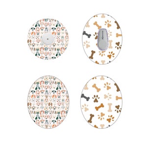 Op de afbeelding: Twee verschillende ontwerpen voor een ronde, witte, zelfklevende patch voor een continue glucosemonitor. Een ontwerp heeft een patroon van kleine hondenkoppen. Het andere ontwerp heeft een patroon van pootjes en botten. De tekst "FreeStyle Libre" is zichtbaar op de patch.