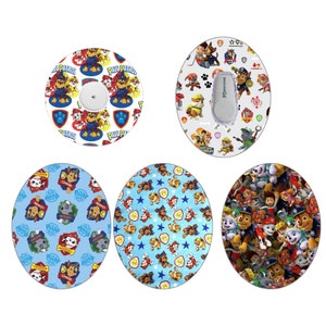 Puede incluir: Cuatro diseños diferentes de pegatinas de personajes de la Patrulla Canina para un monitor de glucosa continuo. Las pegatinas son redondas y presentan varios personajes de la Patrulla Canina, incluidos Chase, Marshall, Skye y Rubble. Las pegatinas están sobre un fondo blanco.