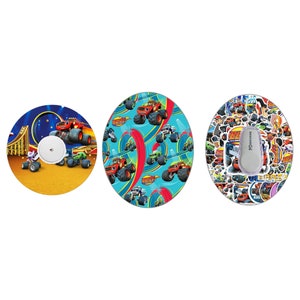 Puede incluir: Tres pegatinas redondas con Blaze y las Monster Machines. La primera pegatina tiene un fondo azul, amarillo y rojo con una imagen de dibujos animados de Blaze y las Monster Machines. La segunda pegatina tiene un fondo azul con una imagen de dibujos animados de Blaze y las Monster Machines. La tercera pegatina tiene un fondo blanco con una imagen de dibujos animados de Blaze y las Monster Machines.