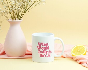 Caneca "O Que Dolly Faria?", Botas e Chapéu de Cowboy Rosa, 325ml