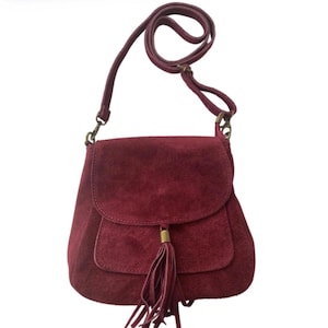 Sac bandoulière en daim bordeaux, sac bohème en daim rouge bordeaux, sacs bordeaux, sacs festival hippie, sac en daim rouge bordeaux fabriqué en Italie
