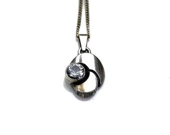 Collar con colgante vintage de cristal de roca y plata de ley de Karl Laine