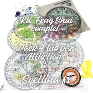 May include: A Feng Shui kit with a compass, a clear plastic bag, and several circular tools with markings and text in different languages. The kit includes a pack of four Luo Pan Afflictions tools. The text on the bag reads "Kit Feng Shui complet + Pack 4 luo pan Afflictions Svetlina.fr".