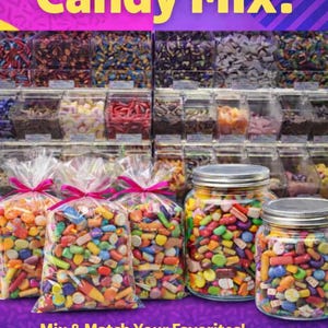 Puede incluir: Imagen de una exhibición de tienda de dulces con varios dulces en frascos y bolsas. El texto "Create Your Own Candy Mix!" se muestra en la parte superior. La imagen también incluye el texto "Mix & Match Your Favorites!" y "Shop Now on Etsy."