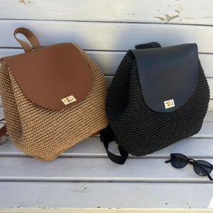 Sac à dos fait main pour femme - Sac au crochet chic pour elle - Cadeau idéal pour les aventures estivales - Sac à dos en tricot noir - Sac à dos détaillé en similicuir