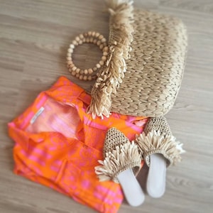 Bolso de rafia hecho a mano con borlas multicolor, bolso de verano con asa de cuentas de madera, regalo bohemio para amantes del crochet, bolso de lona de plástico con flecos de paja