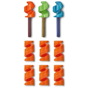 Può includere: Set di nove cannucce in silicone a spirale, tre sono blu, verdi e arancioni con un gambo in metallo, e sei sono arancioni.