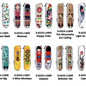 Könnte beinhalten: Zehn verschiedene Taschenmesser mit bunten Designs. Jedes Messer hat ein anderes Design, darunter ein Regenwald, ein mexikanisches Volkskunstdesign, ein Hahn, eine Berglandschaft, eine Feder, ein Traumfänger, drei Affen, eine japanische Puppe, ein Mann mit Hut und eine Ziege. Die Messer sind alle geschlossen und tragen das Schweizer Armeelogo.