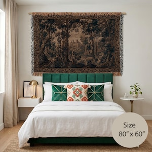 Puede incluir: Un tapiz de pared rectangular que presenta un paisaje en tonos marrón oscuro y negro con árboles y un castillo. El tapiz tiene un borde con flecos y se exhibe en una barra de madera. Las dimensiones indicadas son 203,2 cm por 152,4 cm.