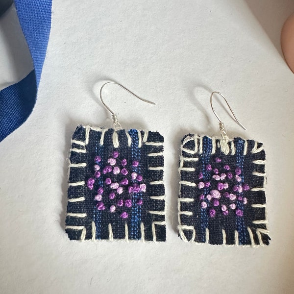 Boucles d'oreilles carrées en lin brodées faites à la main avec des fleurs violettes