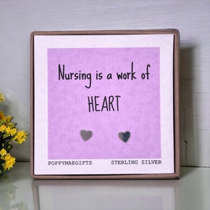Pendientes de plata de ley o oro con texto en inglés "Heart Nursing" / La enfermería es una labor del corazón / Regalo de agradecimiento para enfermeras de apoyo del NHS / Regalo para buzón
