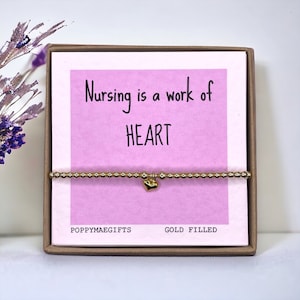 Pulsera de cuentas hecha a mano en plata o oro para enfermería / La enfermería es un trabajo de corazón / Regalo de agradecimiento para enfermera de apoyo del NHS / Regalo para buzón /