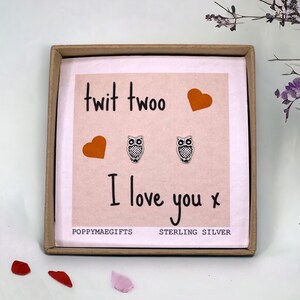 Pendientes de búho de plata de ley / Twit Twoo Te amo / Regalo de recuerdo para ella / Regalo de joyería para mejor amiga / Regalo para buzón