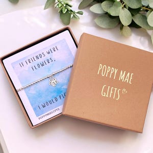 Pulsera de cuentas de plata o oro con flores para amigas. Un regalo de recuerdo para ella, para regalar en el buzón o para cumpleaños.