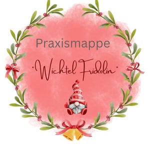Può includere: Un design stravagante con uno sfondo rosso acquerello e il testo "Praxismappe Wichtel Fridolin". Una ghirlanda festosa di foglie verdi e bacche rosse circonda il testo. Un'illustrazione di gnomo è al centro, con campane dorate in basso.