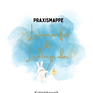 Puede incluir: Un fondo blanco con un lavado de acuarela azul y motas doradas. El texto "PRAXISMAPPE Laternenfest & Lichterzauber" está en escritura dorada. Un conejito de dibujos animados sostiene una caña de pescar con una linterna amarilla. El texto "Katiskitawelt" está en la parte inferior.