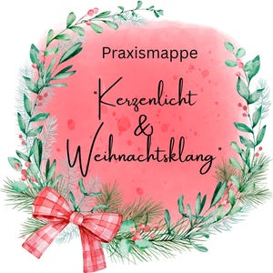 Puede incluir: Un diseño de acuarela con un fondo rosa, con las palabras "Praxismappe Kerzenlicht & Weihnachtsklang" en escritura negra. El diseño está enmarcado por follaje verde y un lazo a cuadros rojo y blanco.