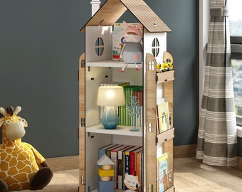 Puede incluir: Estantería de madera con forma de casa, con múltiples estantes llenos de libros y juguetes. La estantería es blanca y marrón claro, con ventanas y una chimenea. Diseñada para una habitación infantil.