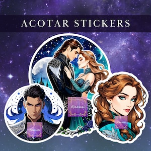 Puede incluir: Tres diseños de pegatinas con personajes de la serie A Court of Thorns and Roses. La primera pegatina muestra a Feyre y Rhysand abrazándose bajo un cielo estrellado. La segunda pegatina muestra a Rhysand con un esquema de color azul y negro. La tercera pegatina muestra a Feyre con un esquema de color azul y verde.
