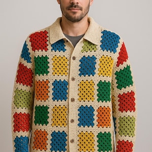 Może przedstawiać: Rozpinany kardigan z szydełkowym wzorem w stylu patchwork. Kardigan ma kremową bazę z kolorowymi kwadratami w kolorze czerwonym, zielonym, niebieskim i żółtym. Kołnierz i listwa z guzikami są w kolorze kremowym. Kardigan jest noszony przez osobę.