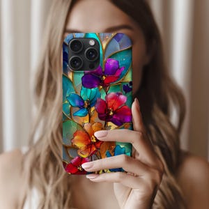 Elegant blommigt telefonskal: Turkos art déco-design med målat glas