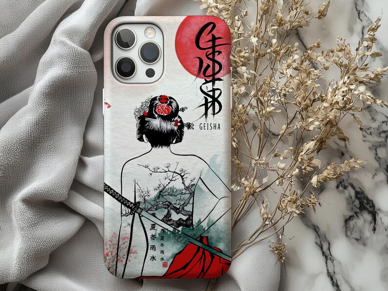 Op de afbeelding: Een telefoonhoesje met een geisha-ontwerp. De hoes toont een geisha van achteren, met een zwaard, een rode zon en Japanse tekst. Het woord "GEISHA" is in het wit gedrukt. De hoes heeft een witte achtergrond.