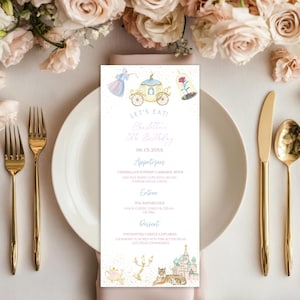 Puede incluir: Una tarjeta de menú con temática de cuento de hadas, con ilustraciones de un carruaje, una rosa y un castillo. El menú incluye aperitivos, plato principal y postres. Cubiertos dorados y un plato blanco están sobre una mesa con arreglos florales.