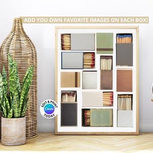 Pu&ograve; includere: Una cornice bianca con una griglia di 12 caselle vuote, ciascuna con un bordo bianco. Le caselle sono disposte in una griglia 4x3. La cornice &egrave; appesa a un muro bianco. Il testo "ADD YOU OWN FAVORITE IMAGES ON EACH BOX!" &egrave; stampato sopra la cornice. C'&egrave; una pianta in un vaso marrone e due cesti di vimini sul pavimento.