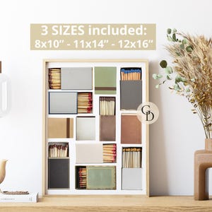 Pu&ograve; includere: Una stampa incorniciata di una collezione di fiammiferi in vari colori e motivi. La stampa &egrave; in una cornice di legno chiaro ed &egrave; appesa a una parete bianca. Il testo "3 SIZES included: 8x10" - 11x14" - 12x16" " &egrave; stampato sopra la cornice.