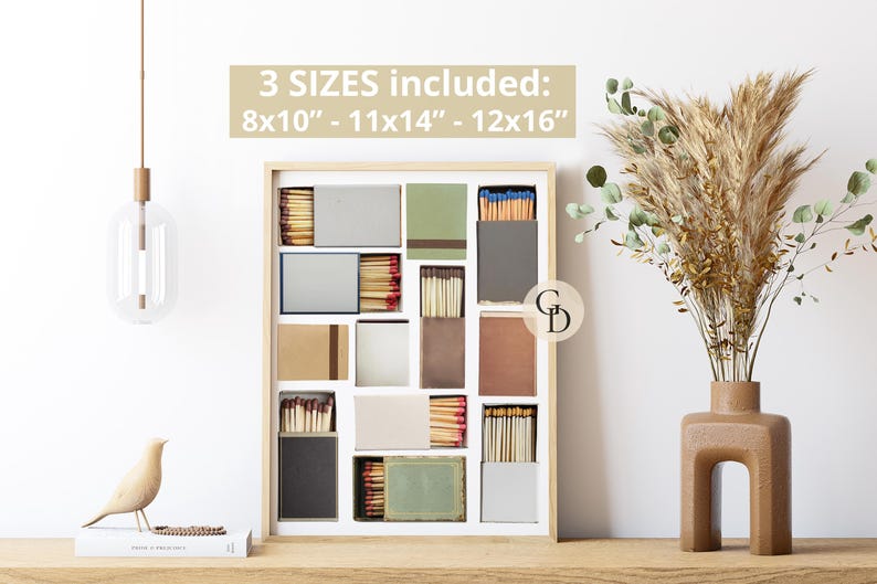 Pu&ograve; includere: Una stampa incorniciata di una collezione di fiammiferi in vari colori e motivi. La stampa &egrave; in una cornice di legno chiaro ed &egrave; appesa a una parete bianca. Il testo "3 SIZES included: 8x10" - 11x14" - 12x16" " &egrave; stampato sopra la cornice.