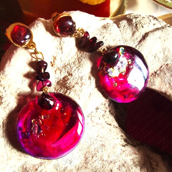 Pendientes fuxia violeta , colgantes redondos, frambuesas dulces con piedra semipreciosa Rubí con brillos de oro