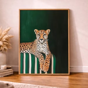 Lyxig leopardväggkonst, grönt glamoröst djurtryck, gepard på randig stolposter, maximalistisk dekor, utskrivbart konstverk med djungelkatt